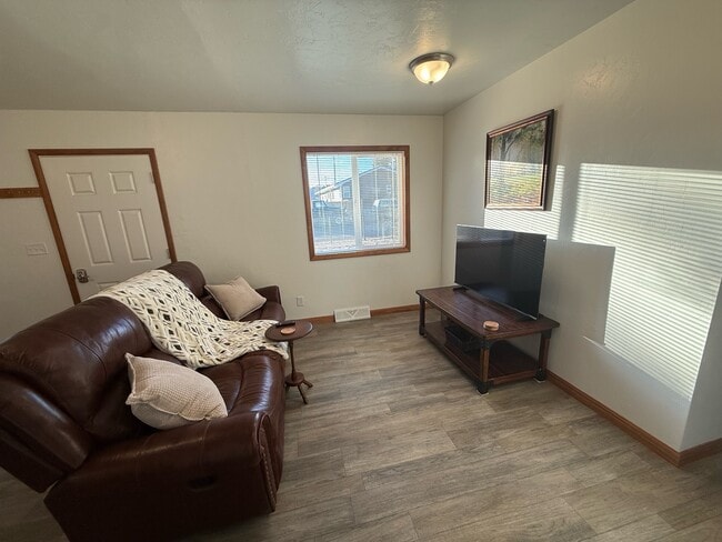 Building Photo - 320 W Barnes St