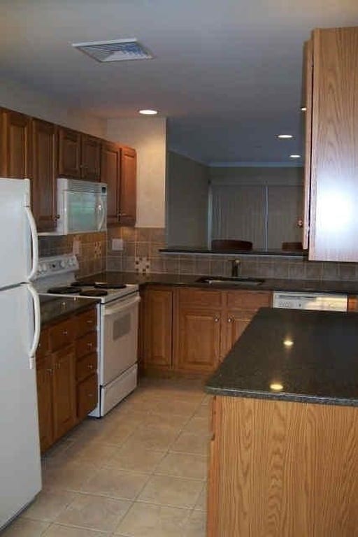 Building Photo - Beautiful 3 Bedroom Townhouse