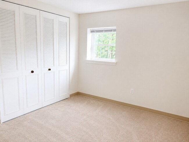 Building Photo - 25 Greentree Ln