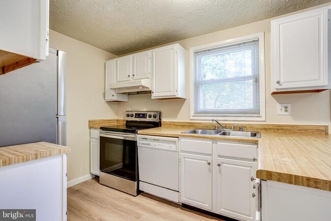 Building Photo - 6075 Cedar Wood Dr