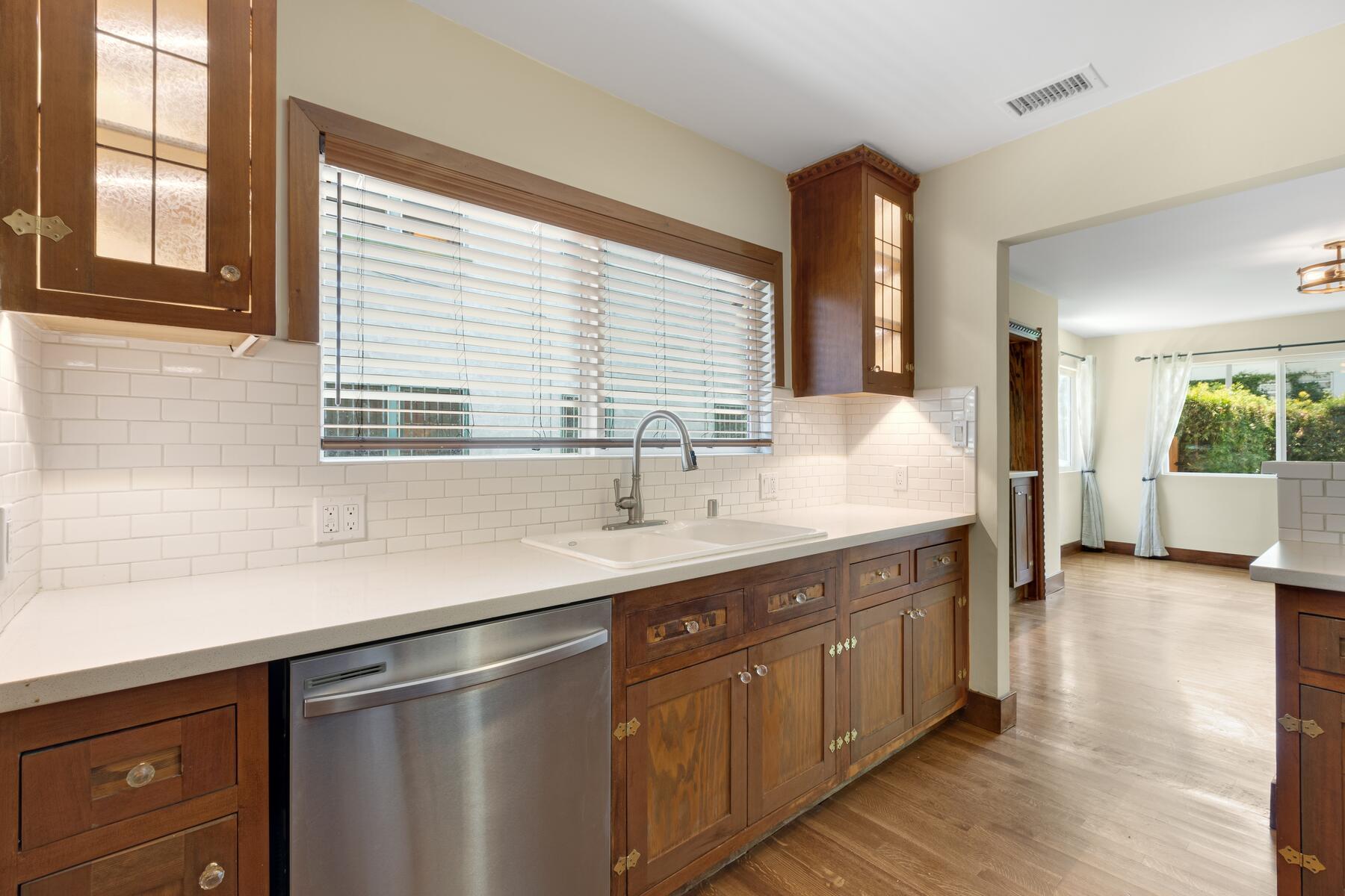 Sink & Quartz Counters - 1168 N Westmoreland Ave