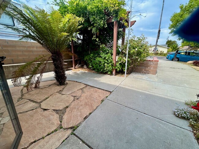 Building Photo - Charming 3-Bedroom Home with Fireplace & Private Yard – South B St, Lompoc