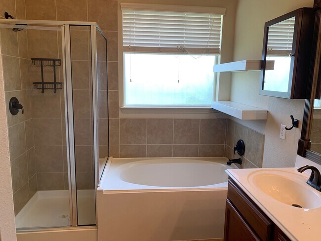 Building Photo - 18827 Cove Pointe Dr