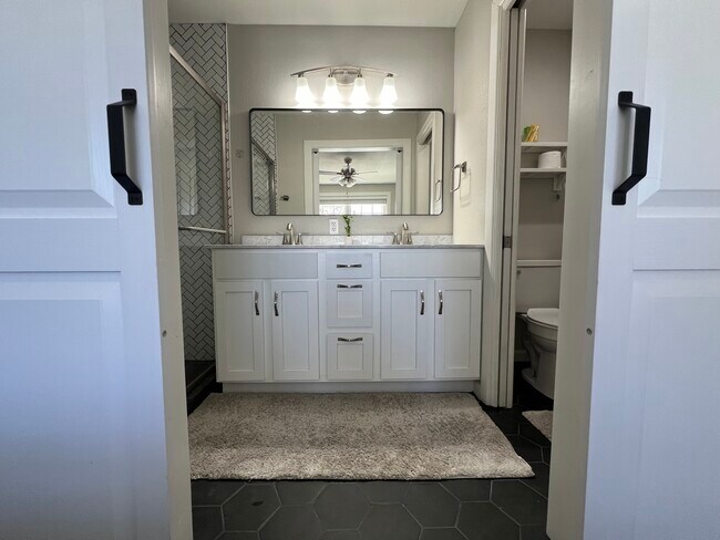 Building Photo - 713 S Lakewood Ave