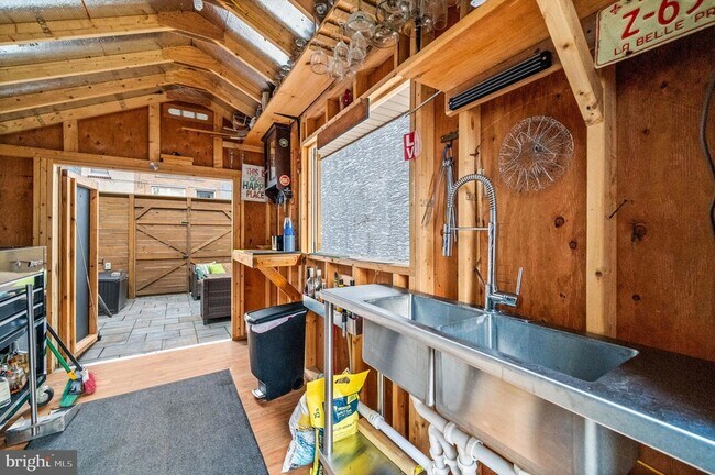 Building Photo - 1520-1522 Dorrance St