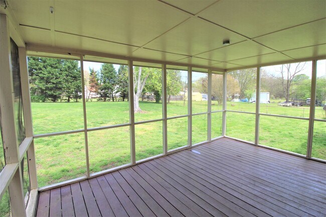 Building Photo - Remodeled Ranch Home in Steele Creek!