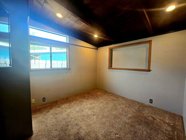 Building Photo - Single Family Home in Mckinleyville!
