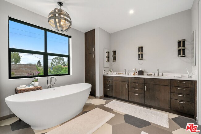 Building Photo - 2230 Malcolm Ave