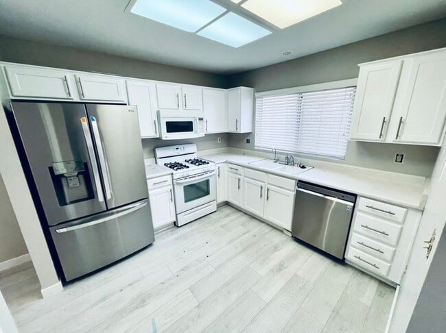 Building Photo - Very Cute 2-Bedroom/2-Bathroom + Den, Single Story Home in Sun City Summerlin! 55+