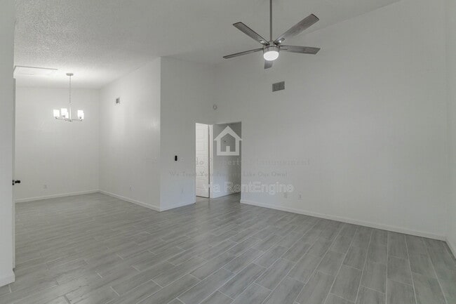 Building Photo - 911 Robinhood Ct