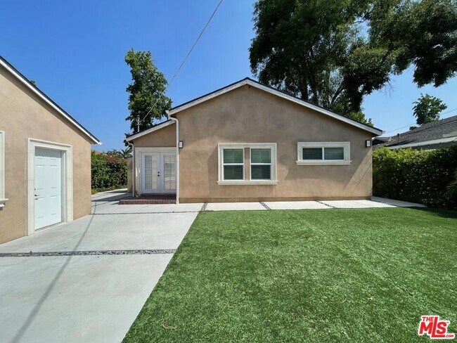 Building Photo - 13964 La Maida St