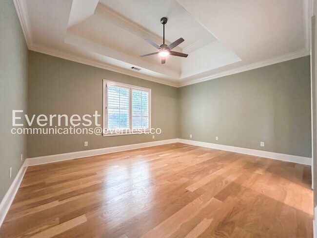 Building Photo - 5 Bed/3.5 Bath Home with Garage /Available Now!