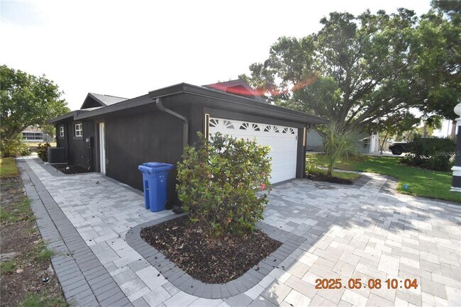 Building Photo - 1019 Spindle Palm Way