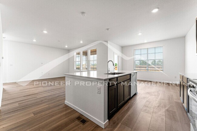 Building Photo - Charming Townhouse with Washer/Dryer and Garage
