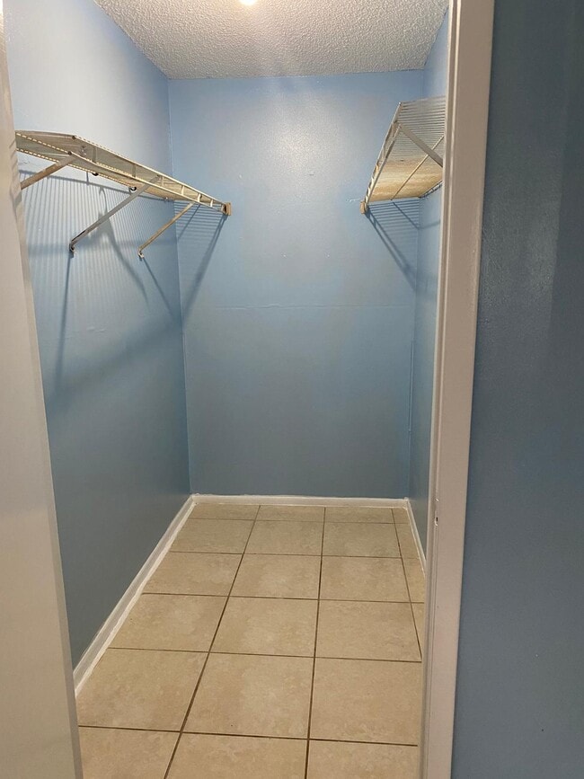 Building Photo - 1013 S Persimmon Ave