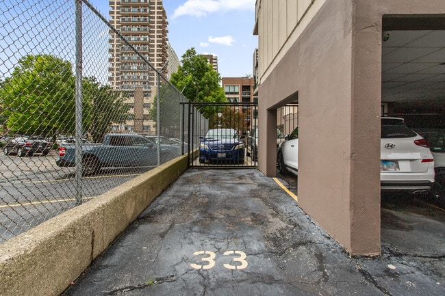 Building Photo - 6150 N Kenmore Ave