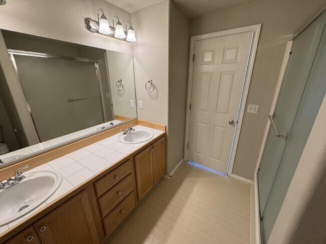 Building Photo - 3 Story Townhome in West Linn.