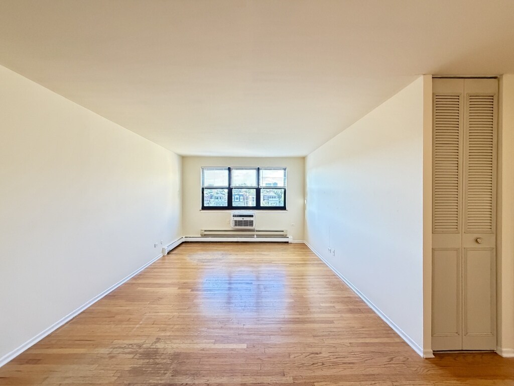 Building Photo - 675 W Wrightwood Ave