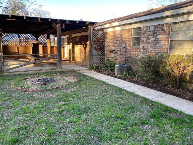 Building Photo - Edgewood Place subd. West Mobile 3/2 Large...