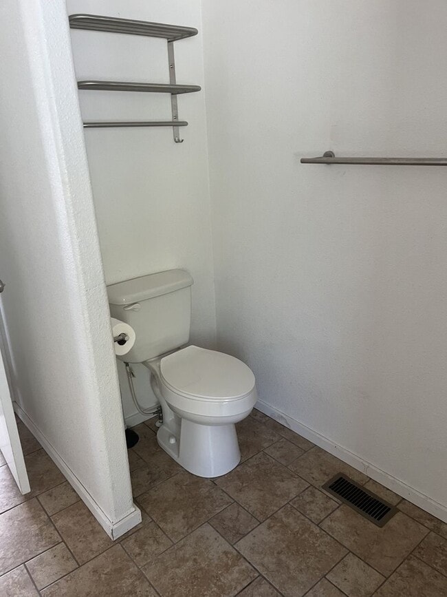 Building Photo - Beautiful Home in Fairview