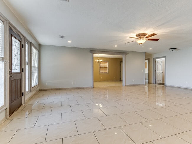 Building Photo - 1131 S Miles Ave