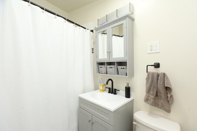 Building Photo - 3839 N Greenview Ave