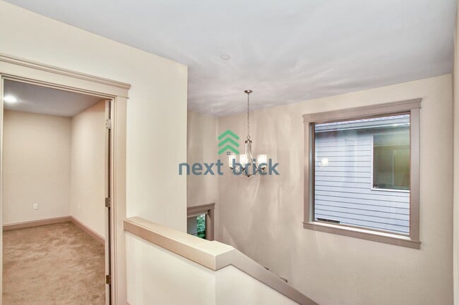 Building Photo - 4 BED & 2.5 BATH TOWNHOUSE FOR RENT