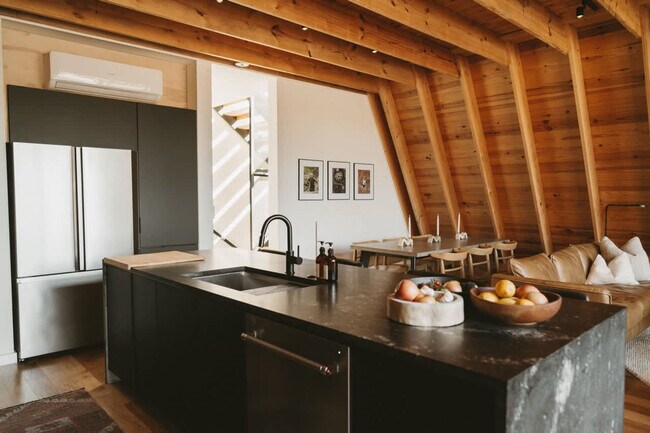 Building Photo - 503 NW D St