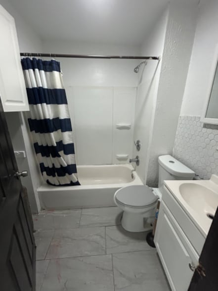 Building Photo - 716 E Mahanoy St