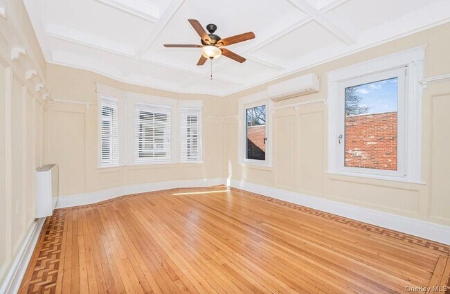 Building Photo - 409 W 261st St
