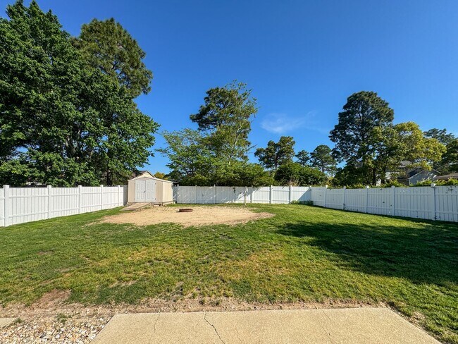 Building Photo - Charming 3 Bed 2 Bath Home with Fenced Yard