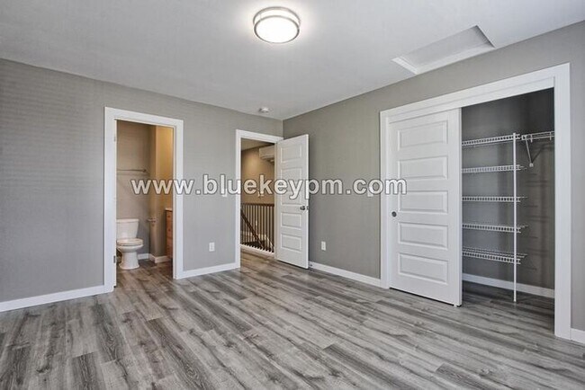 Building Photo - 2 Primary Bedrooms and 2.5 Bathrooms Uptown Vancouver