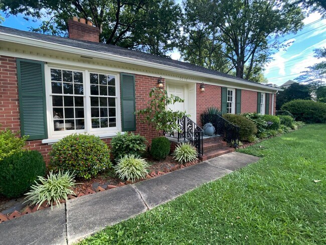 Building Photo - Myers Park 3 Bedrooms 2 Bathroom Duplex!