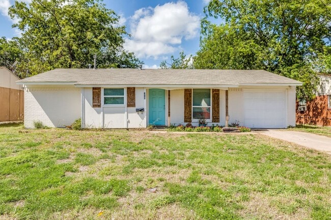 Building Photo - *BACK TO SCHOOL MOVE IN SPECIAL* $200 OFF ...