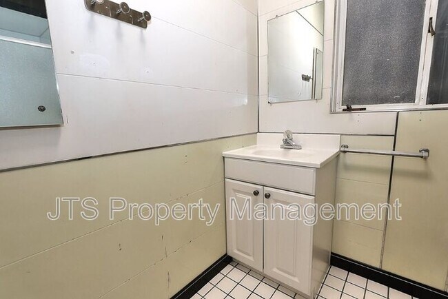 Building Photo - 1015 27th St