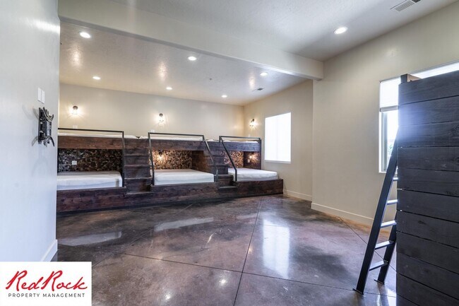 Building Photo - 4 Bedroom Luxury Home Near Sand Hollow