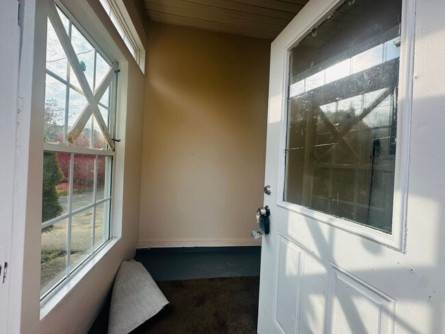 Building Photo - MOVE-IN READY !! BEAUTIFULLY  PROPERTY WITH HUGE YARD