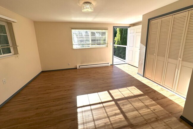 Building Photo - Bright and spacious 5bd 2 ba house in Edmo...