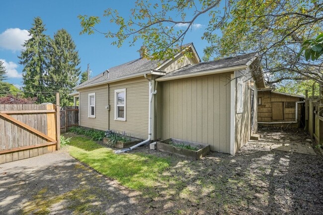 Building Photo - Charming 2 bed 1 bath Bungalow