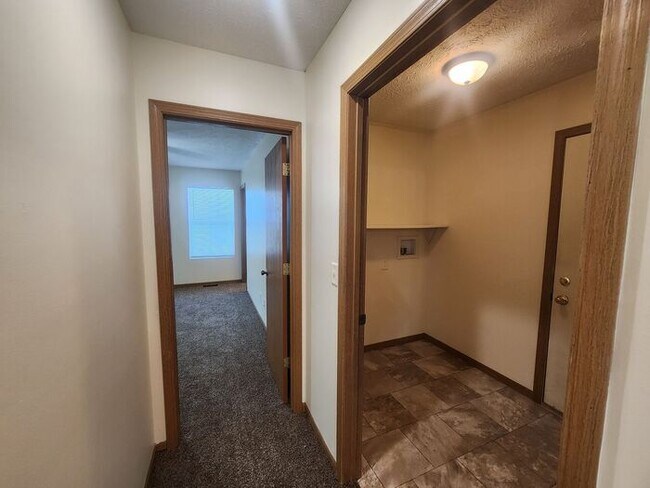 Building Photo - Enjoy comfortable living in this spacious all-electric home
