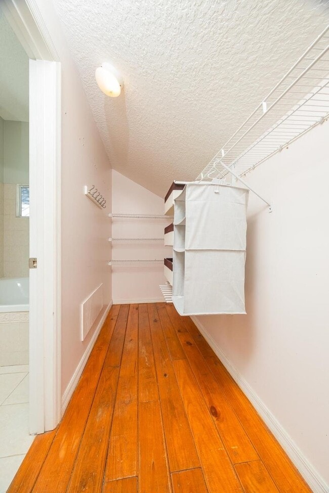 Building Photo - 728 Willow Wood Pl