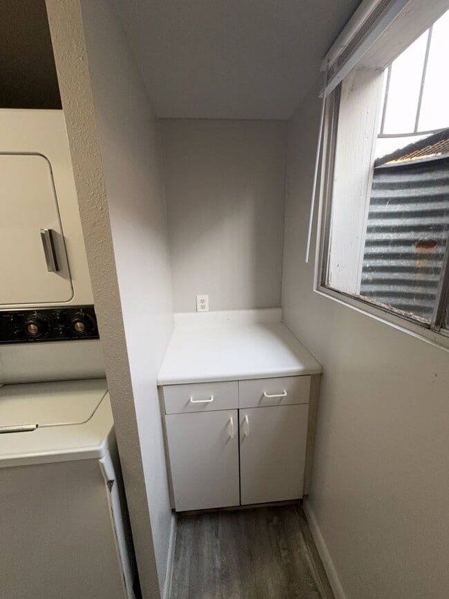 Building Photo - Updated 3 Bed 1 Bath Basement Apartment
