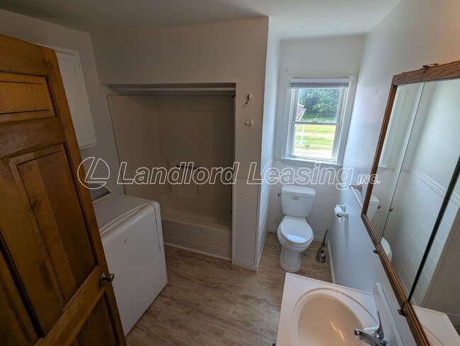 Building Photo - Country Living Spacious Ranch Duplex with ...
