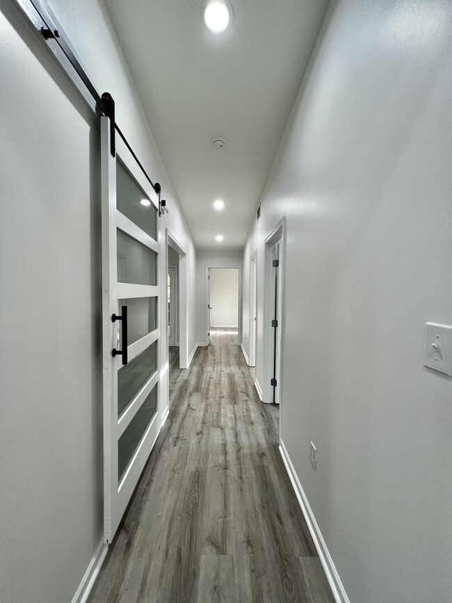 Building Photo - 947 Clark St