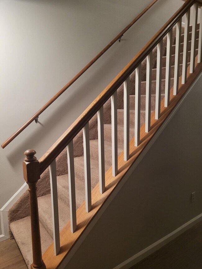 Building Photo - 2 Bedroom 1.5 Bath Berkley Townhouse