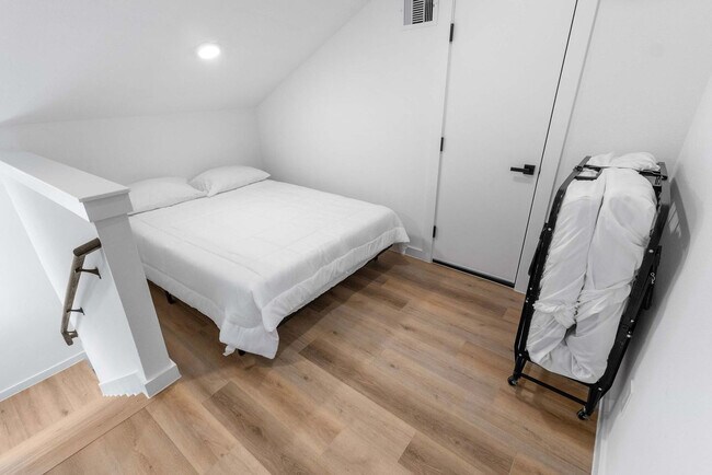 Building Photo - 6740 Peerless St