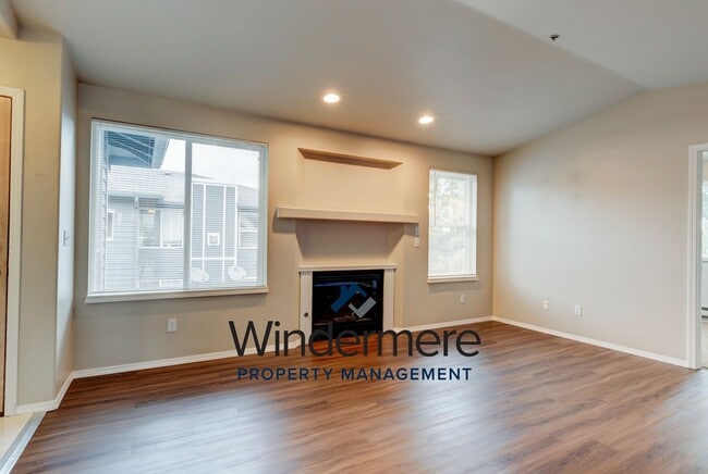 Building Photo - 2 Bed + Den/Office  2 Bath Condo W/S/G Inc...