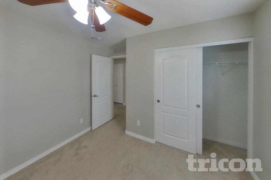 Building Photo - 12922 W Fleetwood Ln