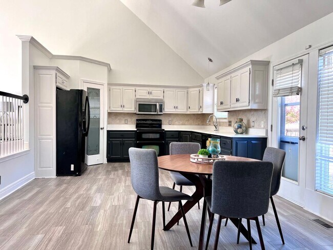Building Photo - COMING SOON!! HUGE Northland 4 Bed 2.5 Bat...