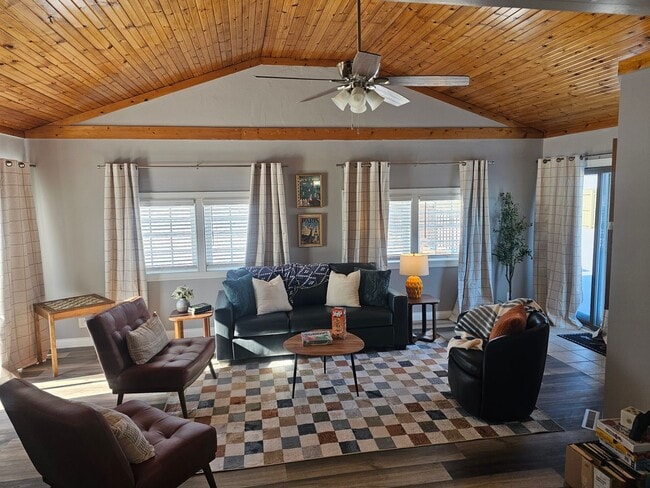 Building Photo - 795 S Country Club Dr